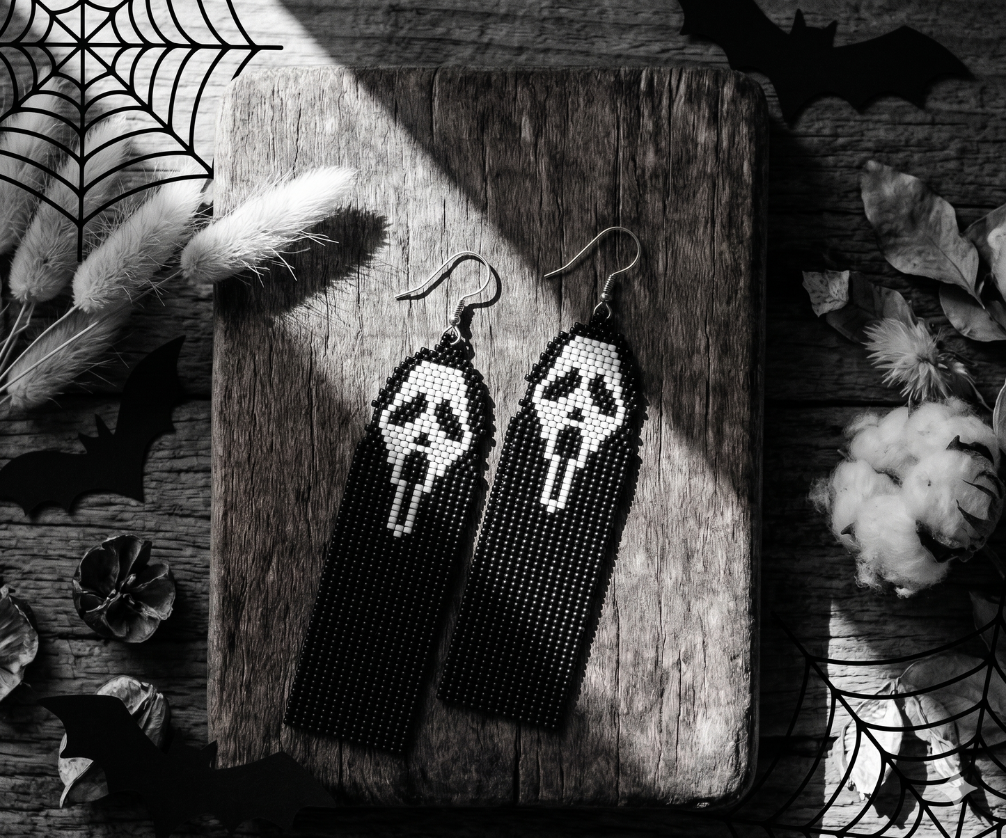 Scream Face Halloween Earrings Pattern PDF – Easy Two-Color Brick Stitch Design
